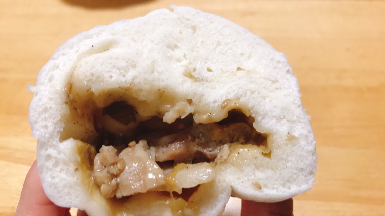 厚切りの豚カルビにネギ塩だれの組み合わせは間違いない美味しさ!! ファミマの豚カルビまんを食べてみた♪