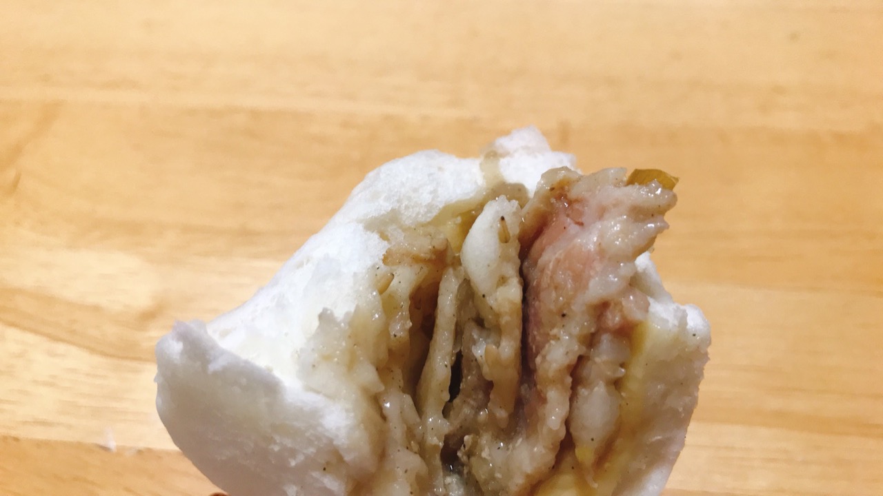 厚切りの豚カルビにネギ塩だれの組み合わせは間違いない美味しさ!! ファミマの豚カルビまんを食べてみた♪