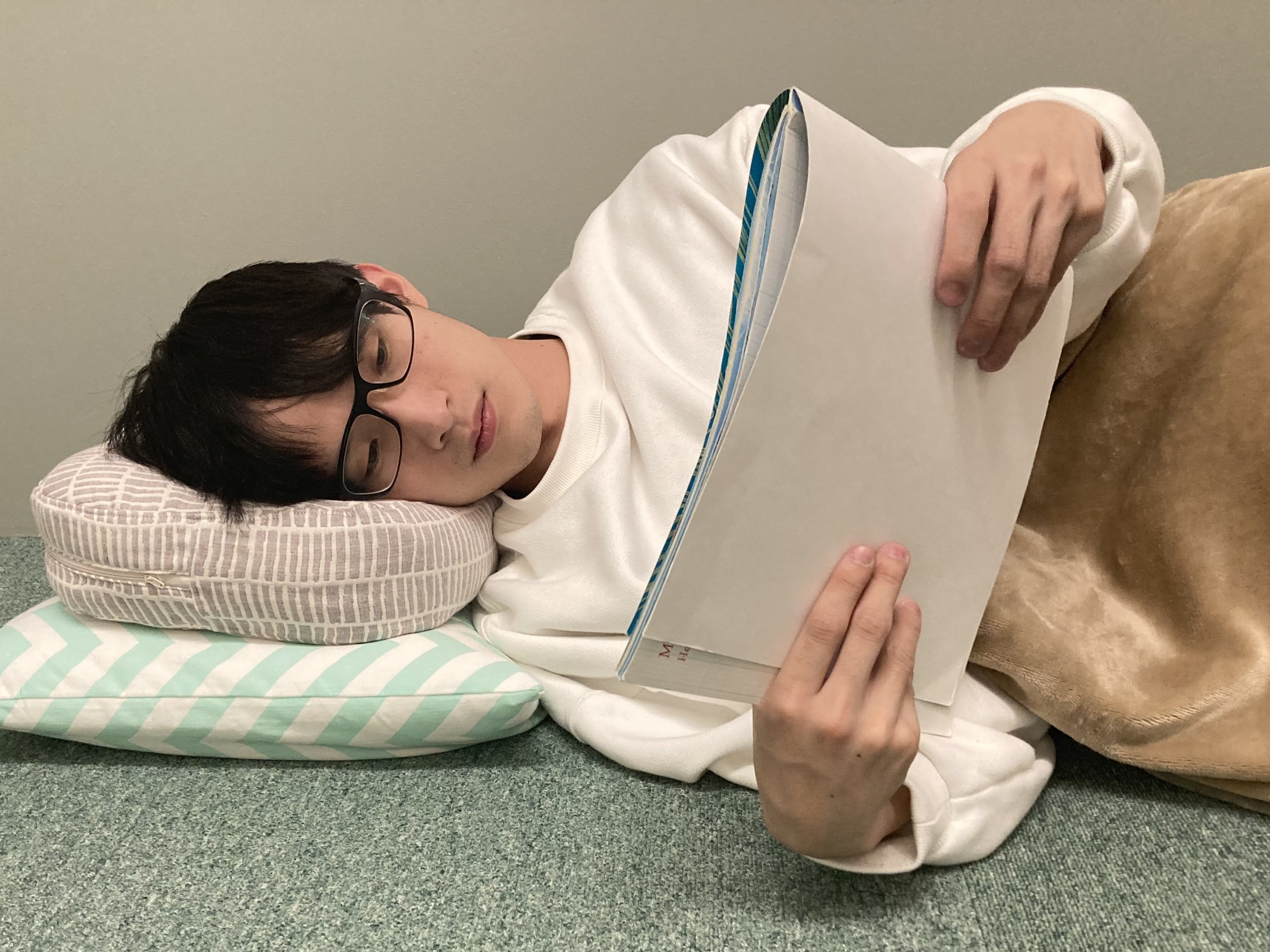 【実機レビュー】読書好きに捧げる! 首や肩への負担を軽減する横向き専用枕「読書枕HONTO」使ってみた