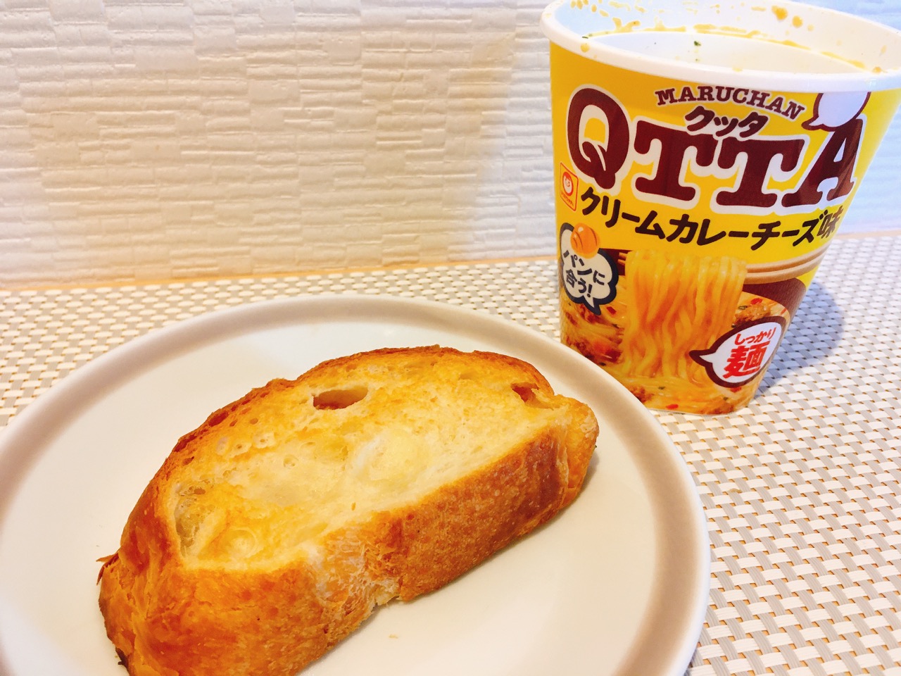 なんとこれ、パンに合うカップ麺!! QTTA新作「クリームチーズカレー味」にカリカリバゲットを入れてみた!!