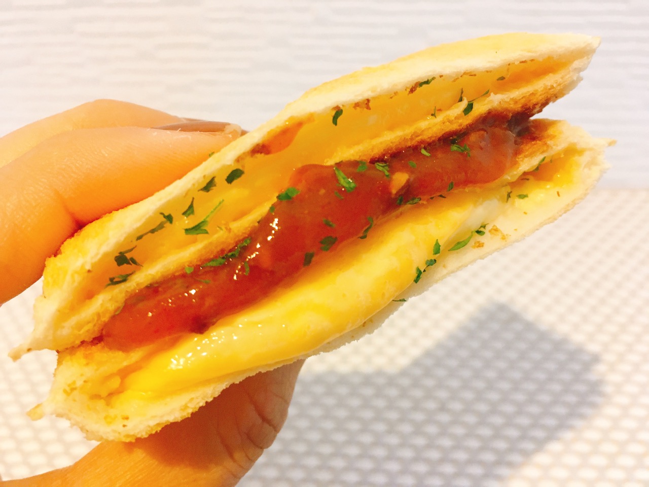 新作ランチパック「チーズ!!!」に市販のミートソースを挟んだら…カフェ飯のようなおしゃれサンドができちゃった♪ #ランチパック
