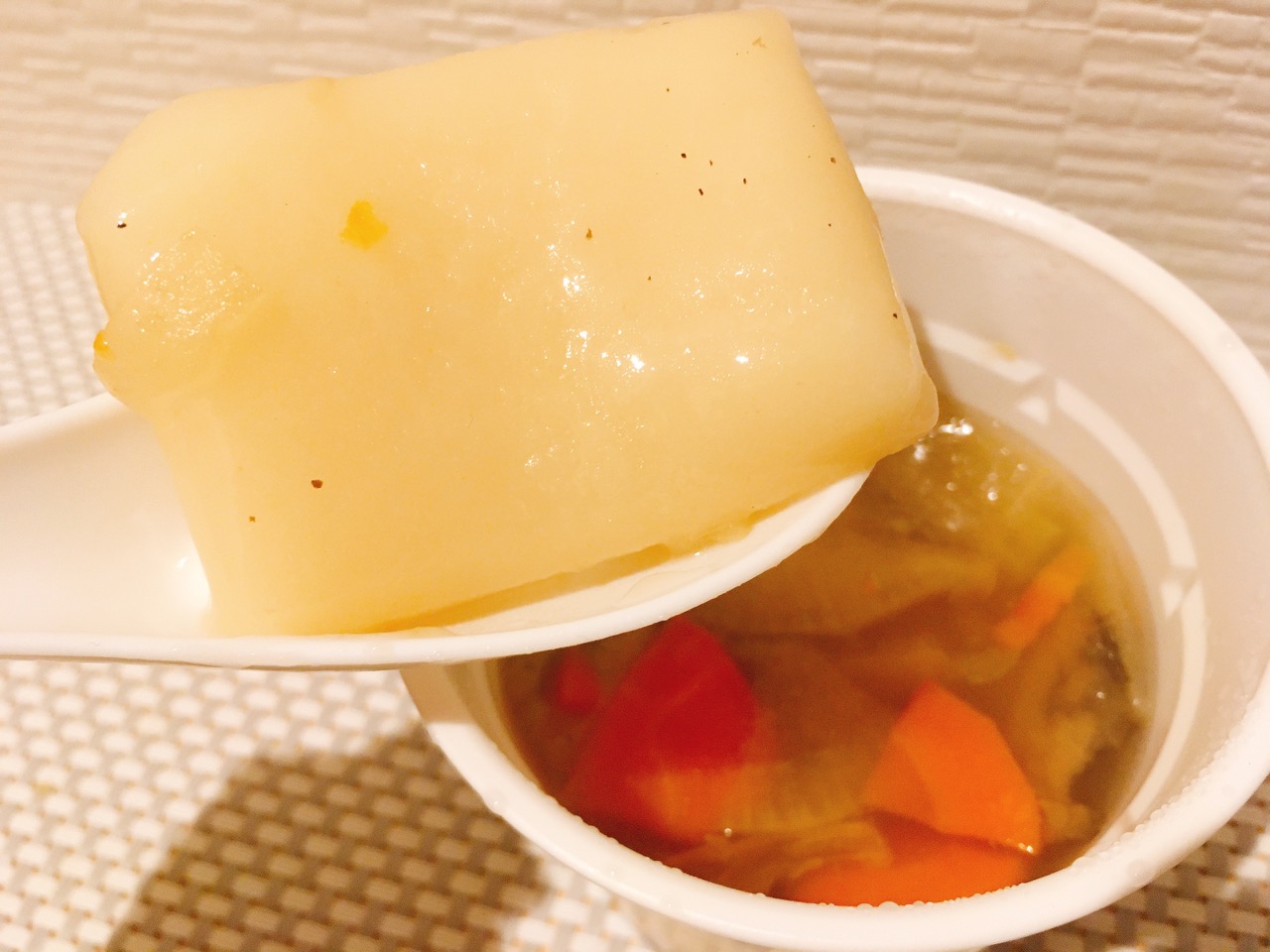 レンチン3分でしっとり餅に!! カルディで見つけた「ゆず香るお雑煮」食べてみた♪