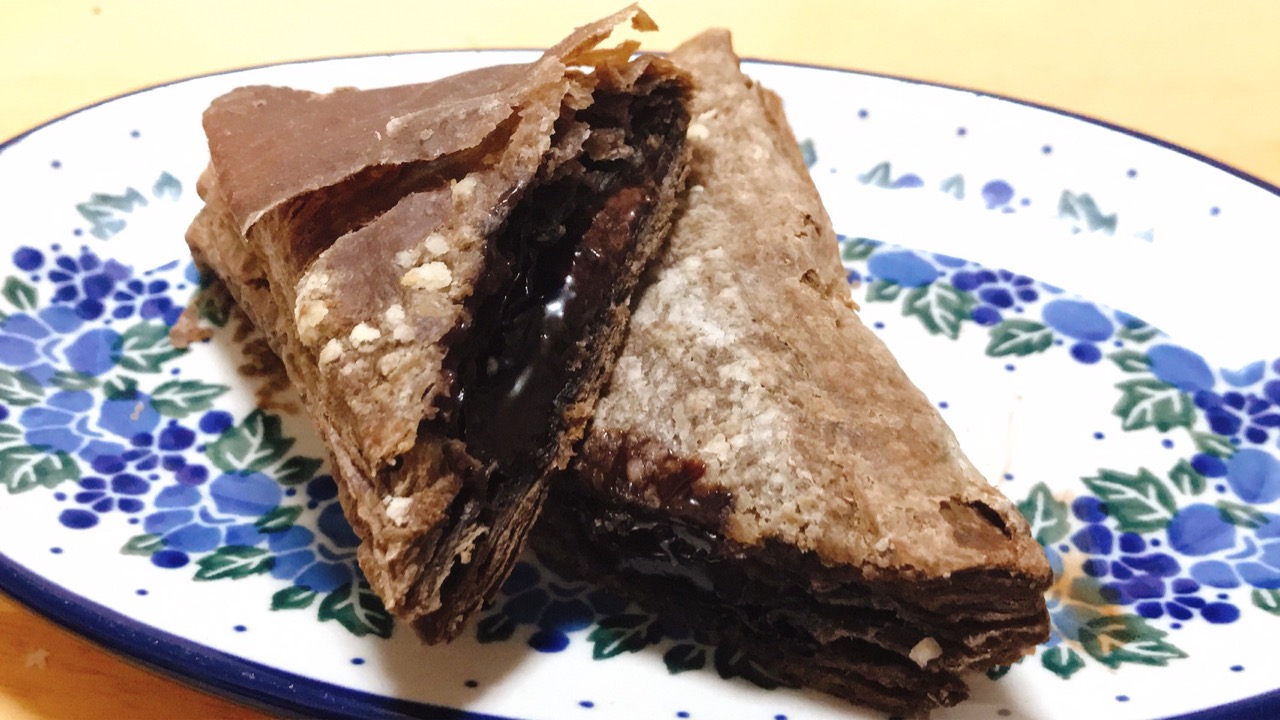 もう食べた? ファミマから三角チョコパイが発売!! 温めて食べると絶品スイーツに♪ #ファミマ