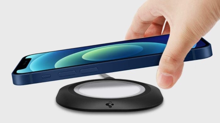 【Spigen】MagSafeを机にピッタリ固定！取り外しも可能な専用ケース『MagFit』が登場【iPhone 12】