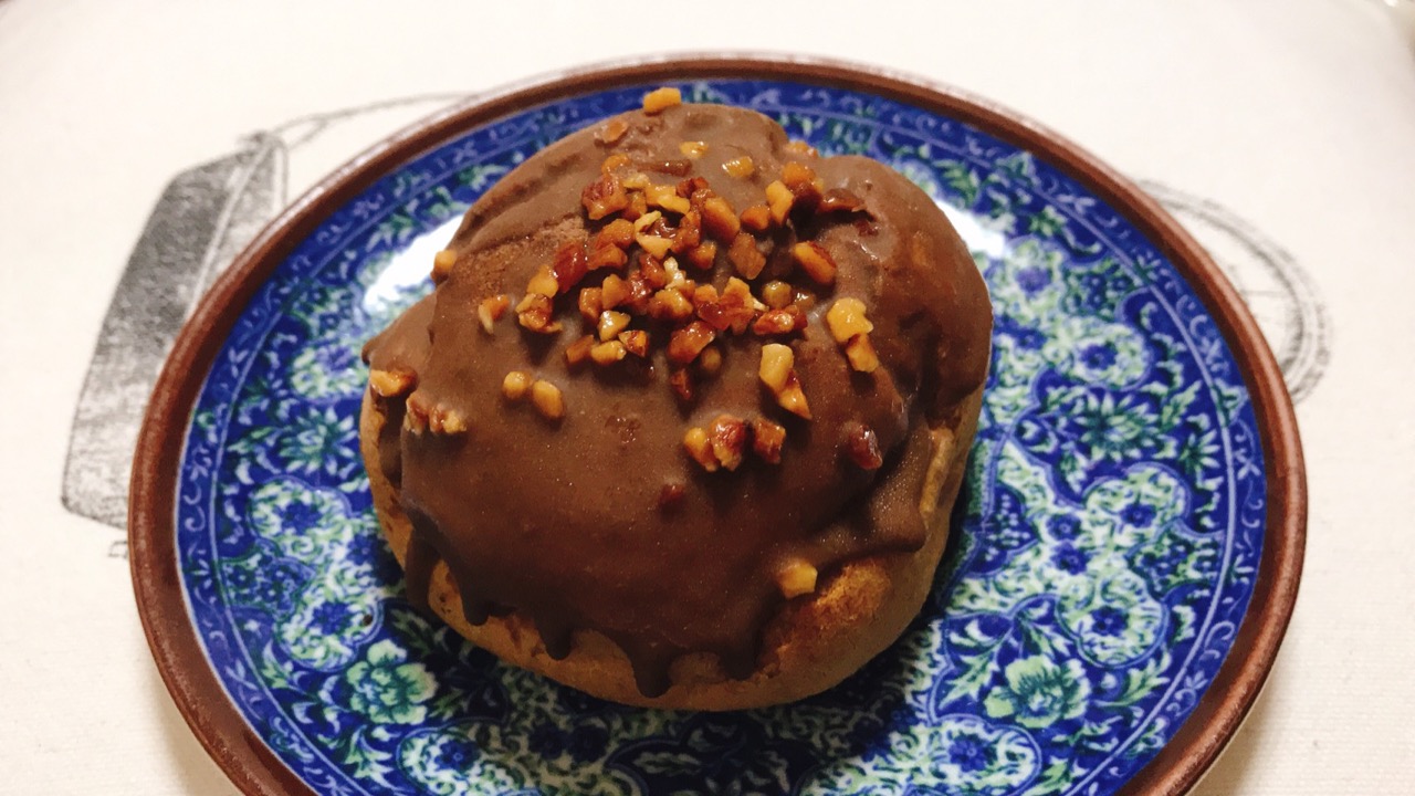 ローソンの新発売シュークリームは、焦がしキャラメルのようなコクがたまらない美味しさ♪  #ローソン