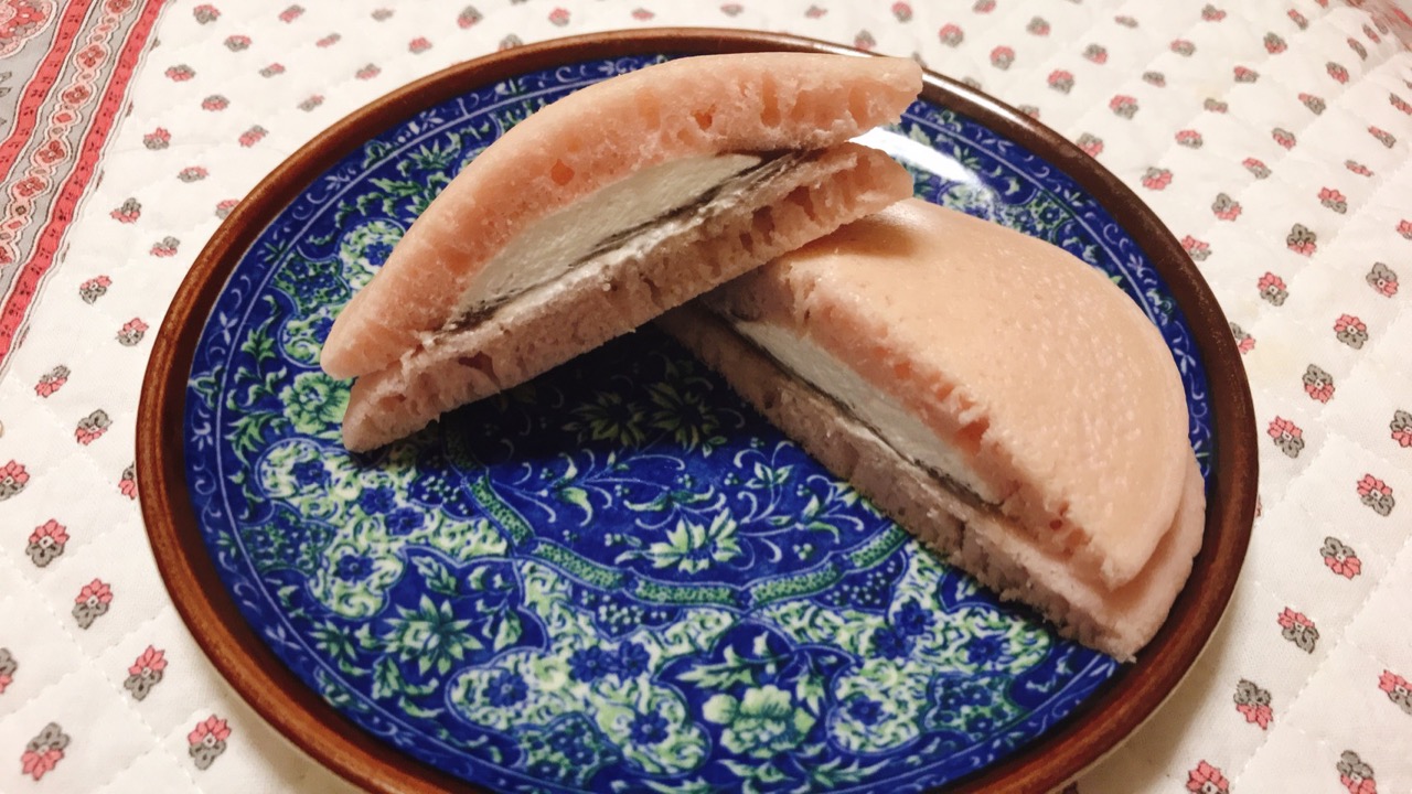 一足早く春気分!!桜もち風味のもちもちパンケーキは和洋折衷な美味しさ♪ #セブンイレブン