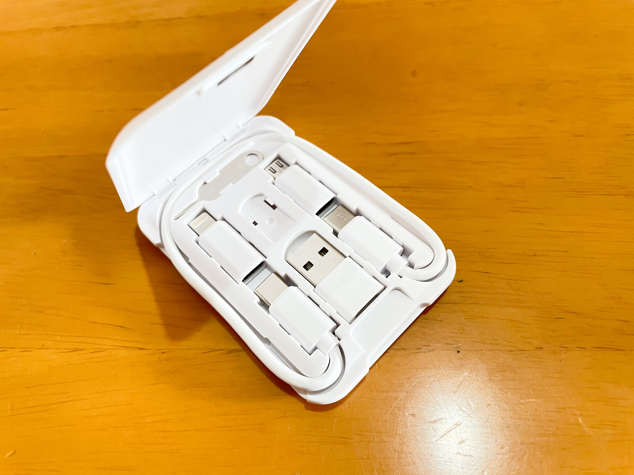 6種類の端子に対応したカード型ケーブルセットerinomainen