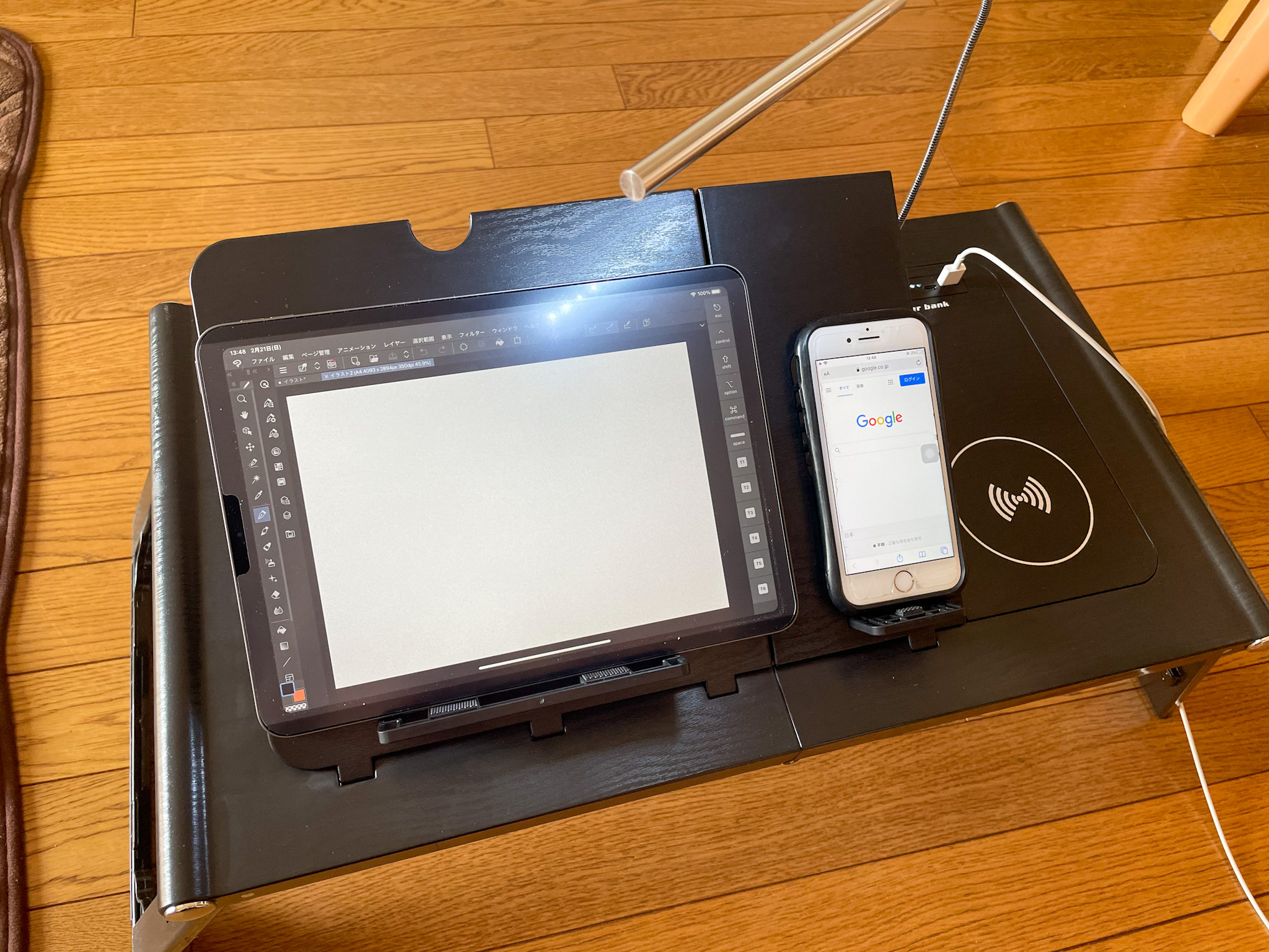 バッテリー内蔵でタブレットやスマホが充電できる折りたたみ机『etable』レビュー