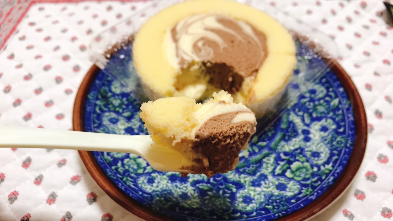 もう食べた? あの八天堂がチョコロールケーキになって登場!!濃厚クリームが激ウマ♪ #ローソン