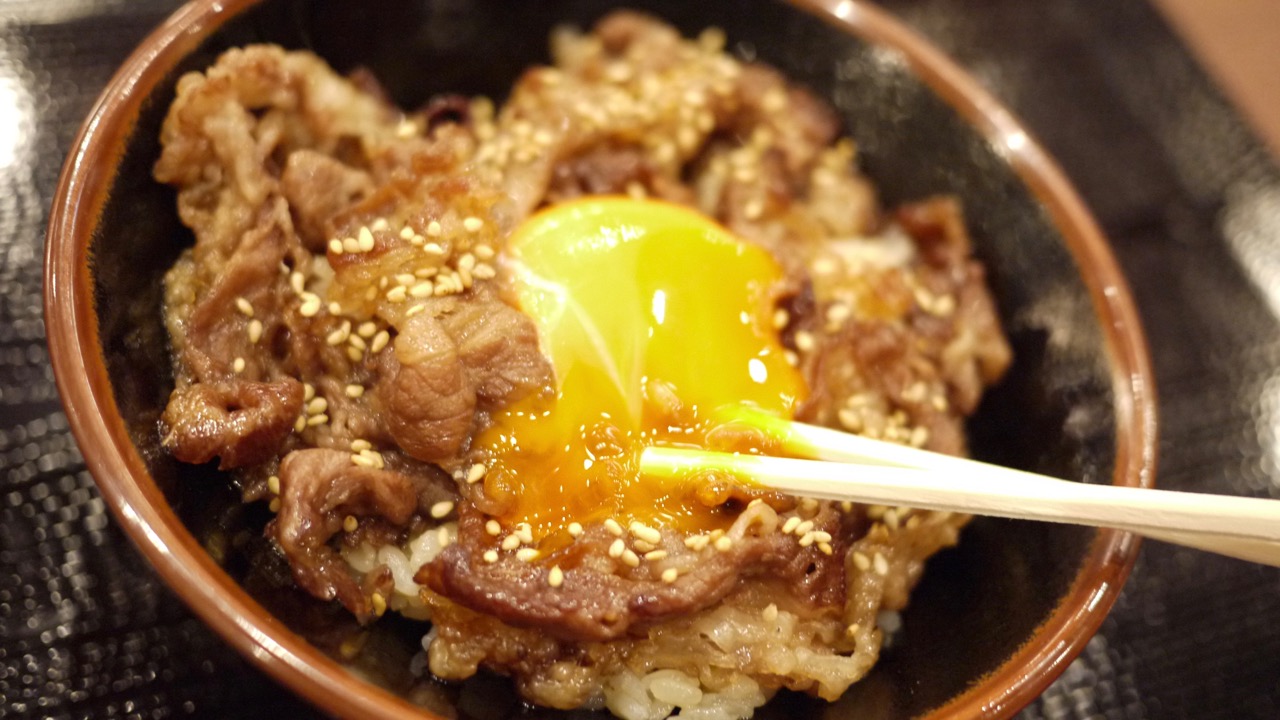 【丸亀製麺】うどんじゃなく丼!?「神戸牛すき焼き丼」590円が本日発売!! 食べてみた!