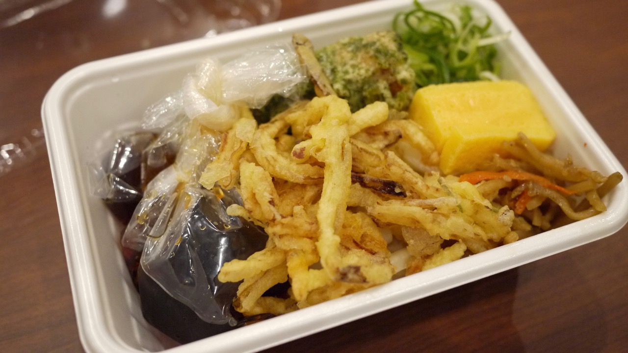 【丸亀製麺】390円の「うどん弁当」が満足度高すぎる件について