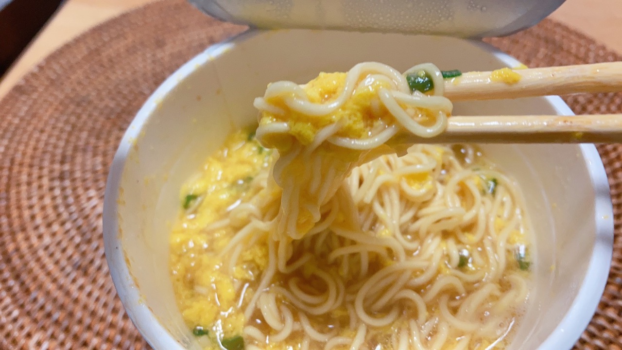 旨味が溶け出した玉子とじラーメンを実食!!とろみたっぷりの優しい味わいがクセになる美味しさ♪ #ファミマ