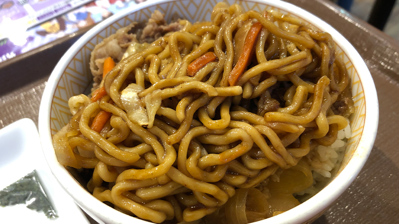 【すき家】やきそば×牛丼がまさかの合体!! 8年ぶりに復活した伝説の「やきそば牛丼」食べてみた!