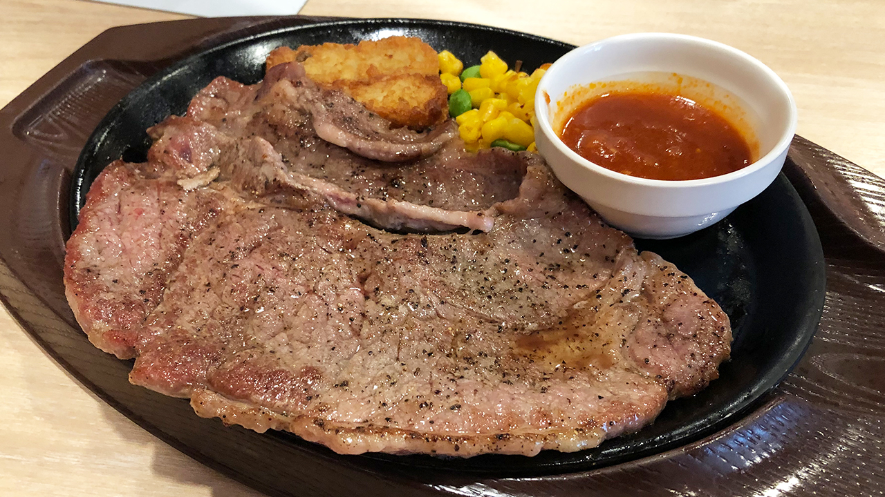 【ガスト新作】鉄板から肉が飛び出す!? ボリューム＆迫力満点の「はみでるステーキ」食べてみた!