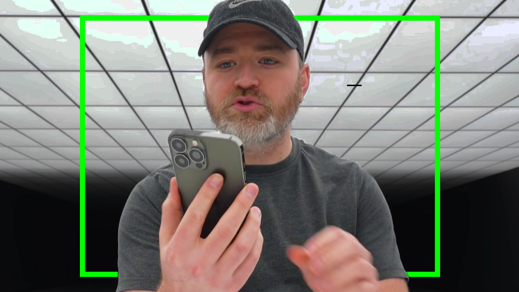 『iPhone 13 Pro Max』の超リアルなモックを大御所テックYouTuberがレビュー！