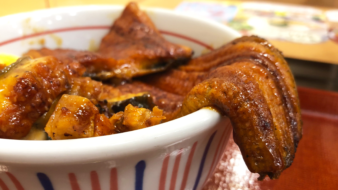 【なか卯】うなぎが丸ごと1本ドドン!! 丼からはみ出るうなぎがインパクト大な「うな丼 豪快盛」食べてみた!!