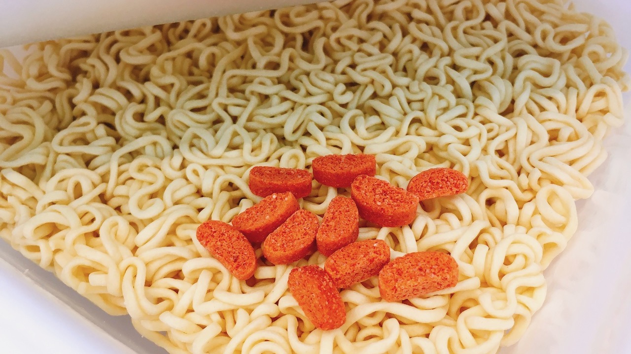 食感の再現度すごっ!!  “ほぼ明太子”が具材に入った｢明星 一平ちゃん｣新作を実食!! ちっちゃい明太子、かわいい♪