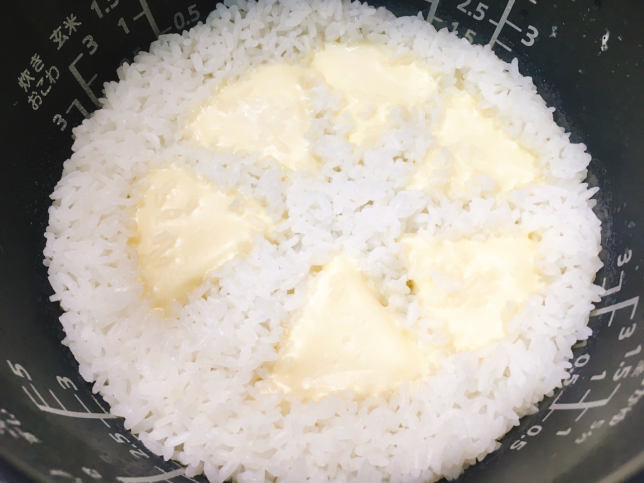 レシピ 米 6pチーズだけで作る炊き込みご飯が万能すぎた バターライスの濃厚版だっ アレンジレシピ Appbank