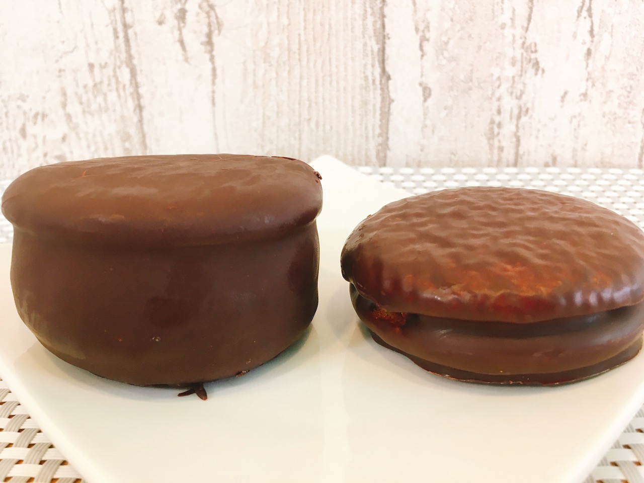 え、あの“チョコパイ”が生になったって!? ふわっふわでクリームたっぷりの「生チョコパイ」食べてみた♪