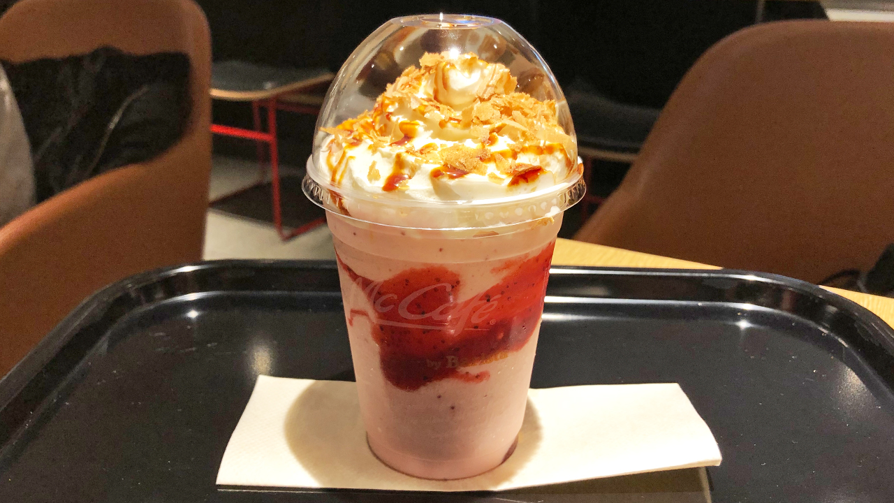 【マクドナルド】マックカフェ新作「いちごクリームブリュレフラッペ」飲んでみた! 濃厚クリーミーな甘み×いちごの甘酸っぱさが絶妙にマッチしたデザート感満載の一杯♪