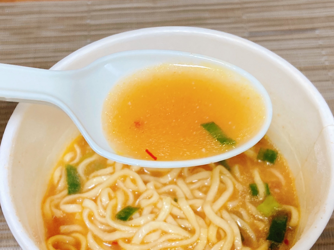 EDGE チーズかけすぎチリトマト味ラーメン