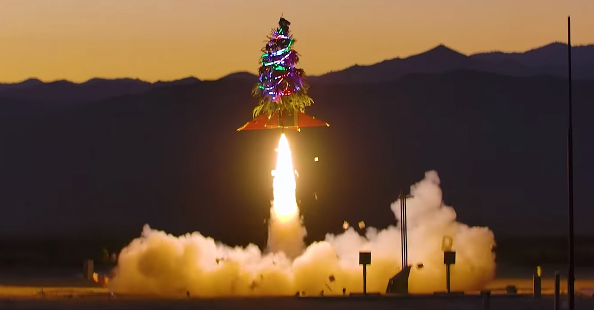 クリスマスツリーをロケットに改造し打ち上げ→サンタに衝突しそうで怖いw