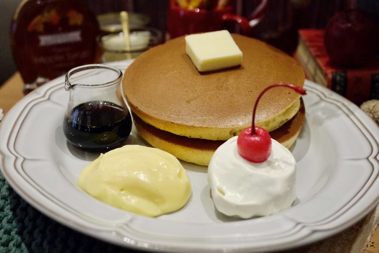 【実食】かわいい!! 1970年創業の喫茶店からプリンイメージのホットケーキが登場。表面がサクっと中がふっくら生地にカラメルソースが合う♪ 飲むプリンも同時登場!