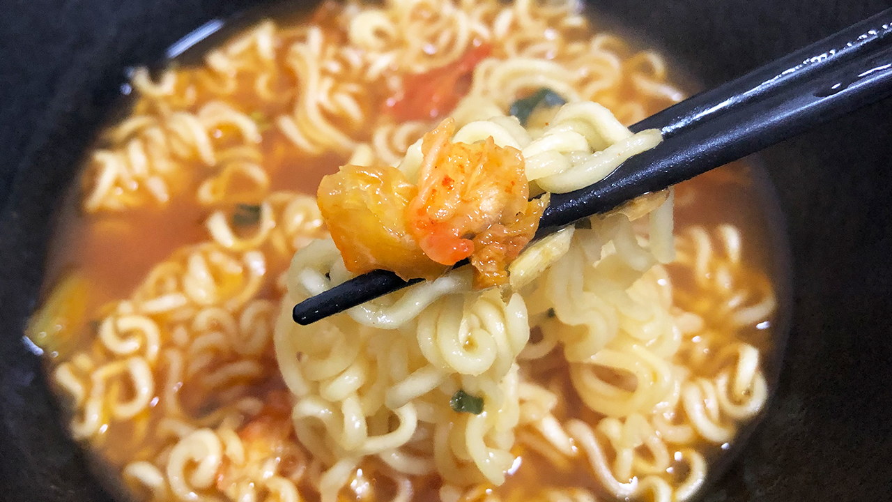 激辛レビュー】マイルドな辛さで超食べやすい! キムチの酸味も効いててサッパリ食べられる「辛ラーメン キムチ」が美味しすぎた♪ | AppBank