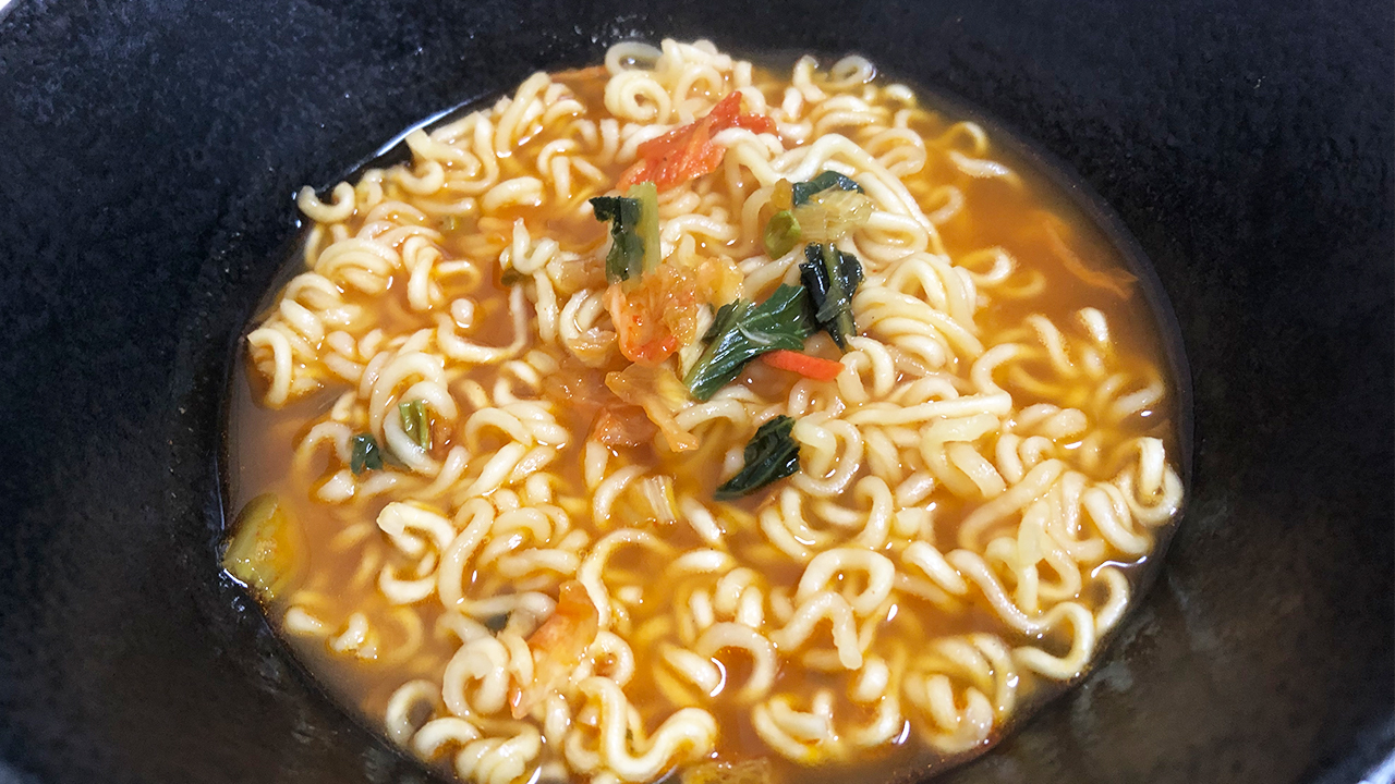 激辛レビュー】マイルドな辛さで超食べやすい! キムチの酸味も効いててサッパリ食べられる「辛ラーメン キムチ」が美味しすぎた♪ | AppBank