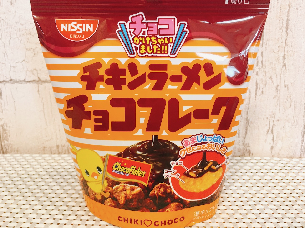 これ、普通のチョコフレークより好きっ!!  夢のコラボ商品「チキンラーメンチョコフレーク」が想像を上回る美味しさだった♪