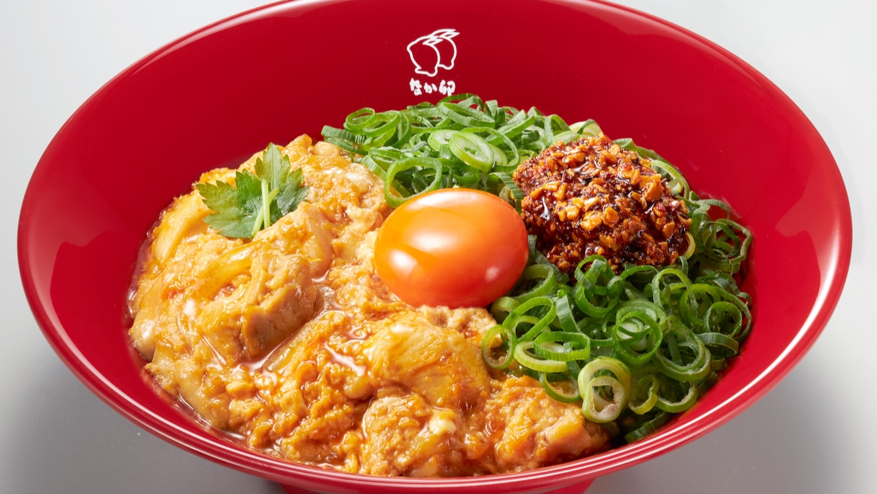 【なか卯】食べるラー油×青ネギの食感が楽しい「とろたま ねぎラー親子丼」が1/13発売!!