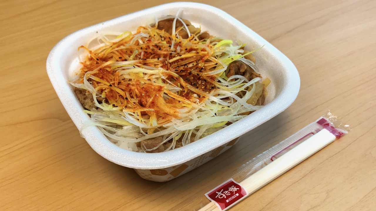 【テイクアウト】すき家の新商品「赤だれ白髪ねぎ牛丼」食べてみた! 敢えてのニンニク別皿で味わう旨辛な1杯!!