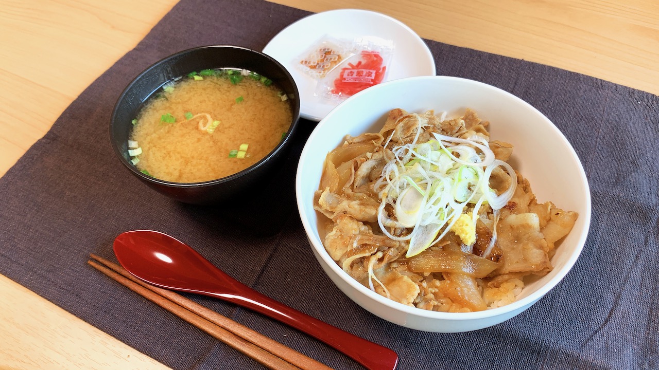テイクアウト 吉野家 豚生姜焼き丼 食べてみた 2つの生姜がスッキリとした食後を楽しませてくれる爽やかな1杯でした Appbank