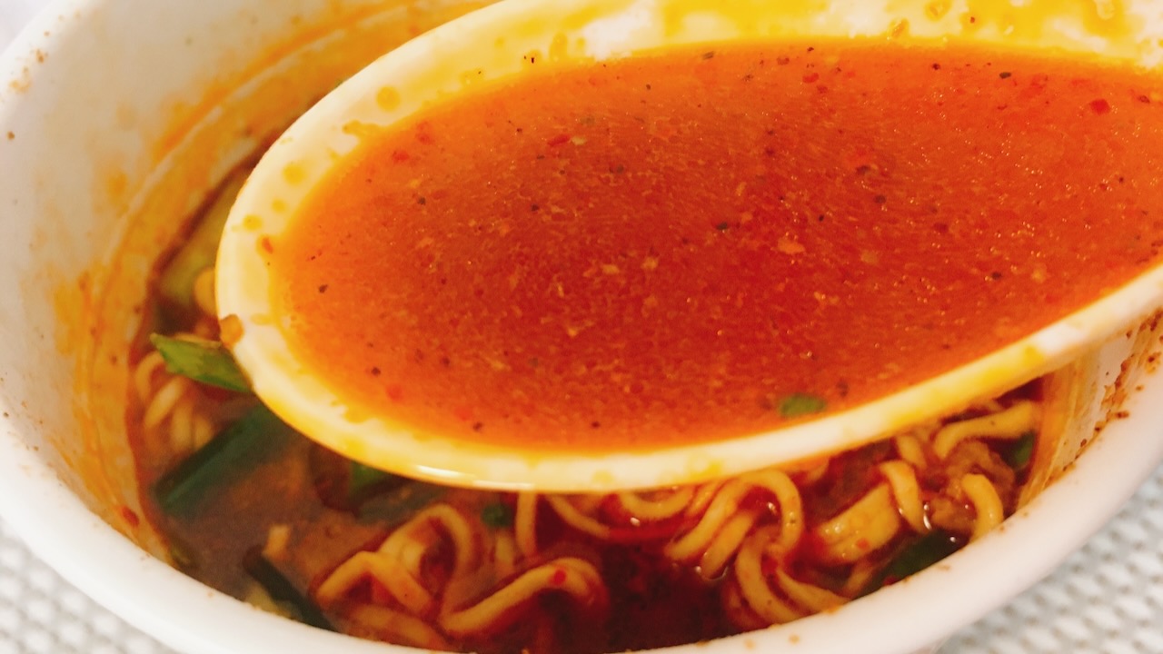【新商品】スパイス＋酸味がきいた新感覚スープがクセになる「辛いらぁ麺」食べてみた!! カレーじゃないのにカレーの匂い!?