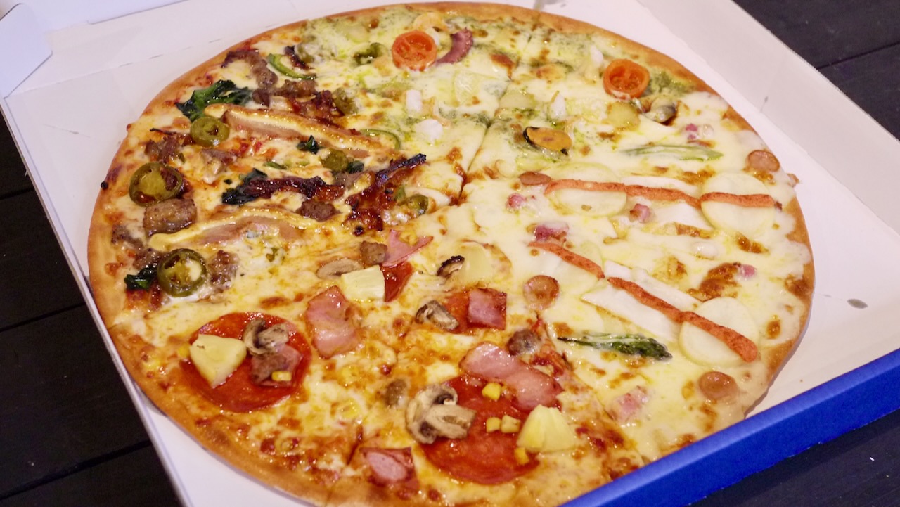 【ドミノ・ピザ】やりすぎでは!?1枚のピザに34種トッピングの「ベスト34」食べてみた!