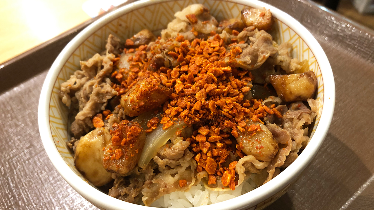 【すき家】ニンニク×辛味がガツンとくるッ!! インパクト大な新メニュー「ニンニクファイヤー牛丼」食べてみた!!