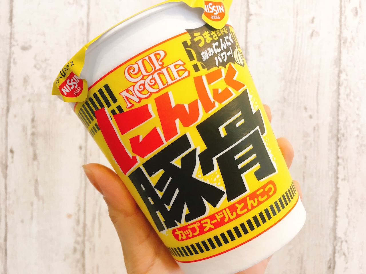 【衝撃】カップヌードル新作「にんにく豚骨」食べてみた!! 強烈すぎて職場で食べるのは危険なレベル!!