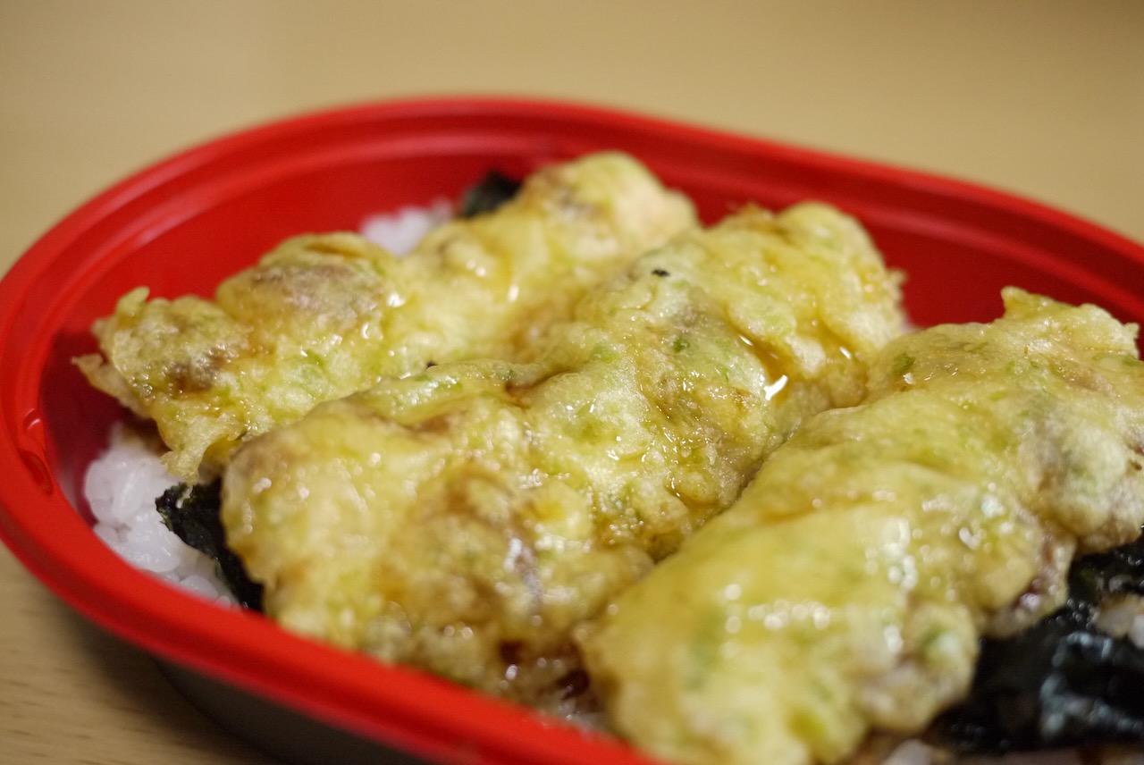 【実食】超シンプル「だけ弁当」第3弾が本日発売!! ウインナー・ミートボールに続くのは“ちくわの磯辺揚げ”だ!