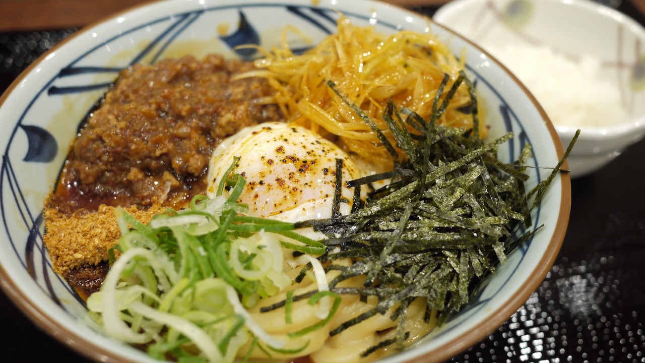 【丸亀製麺】「坦々まぜ釜玉うどん」がひと口ご飯までついて至れり尽くせり! 濃厚ごまだれに麻辣坦々肉味噌がシビ辛でマジ旨いっ!!