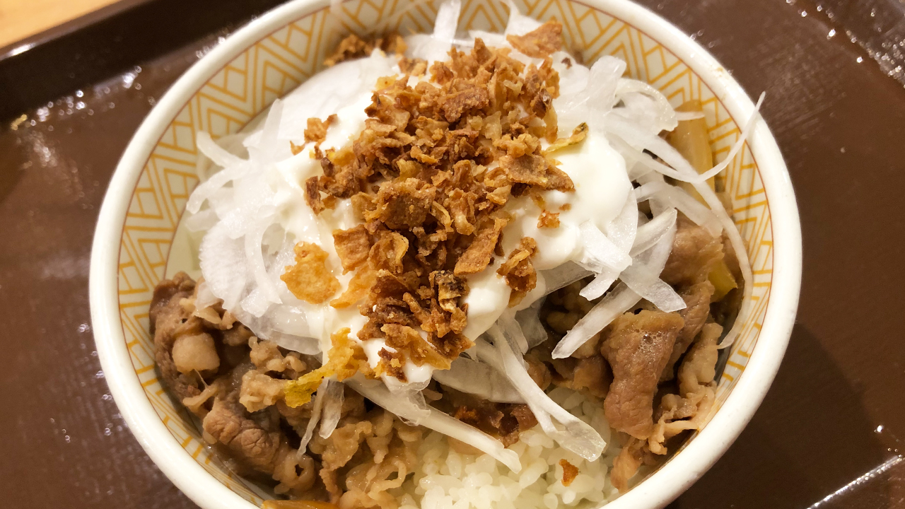 【すき家】新玉ねぎたっぷりで牛丼なのに超爽やか!! 「クリーミーオニサラ牛丼」食べてみた!