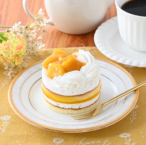 北海道産生クリームを使用したホイップクリームとマンゴーをのせた多層仕立てのショートケーキです。※宮崎県、鹿児島県では取り扱いがございません。
