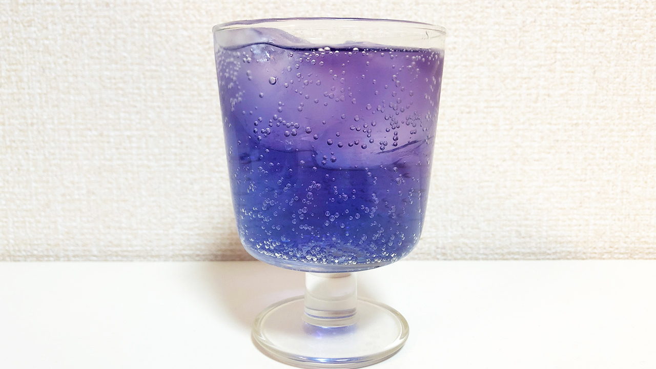 【カルディ】青紫グラデーションの映えドリンクがお家で簡単に作れる!? 話題の「バタフライピーシロップ」実食レビュー♪
