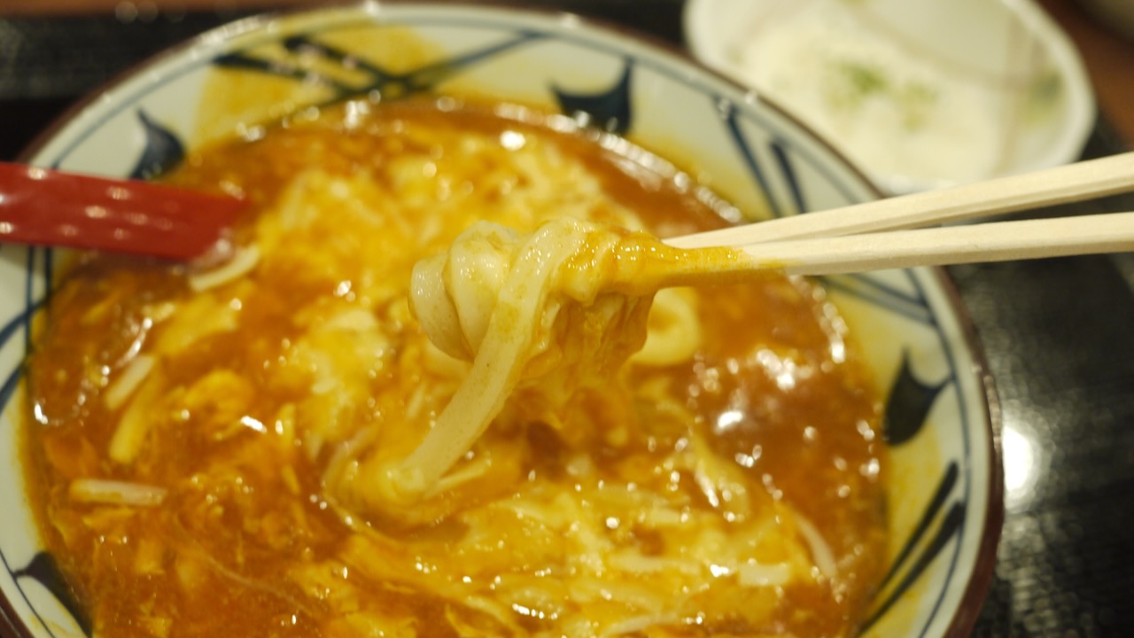 【丸亀製麺】本日「トマたまカレーうどん」復活! 新商品のチーズ乗せで食べてみた♪ サッパリ辛くていい汗かいたわぁぁぁ。