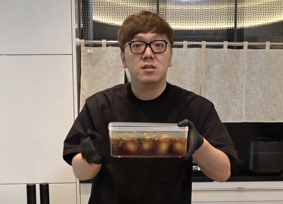 今話題の麻薬たまご動画でバズったヒカキンが アレンジレシピに挑戦 残ったタレで油淋鶏や豆腐煮を作ろう Appbank