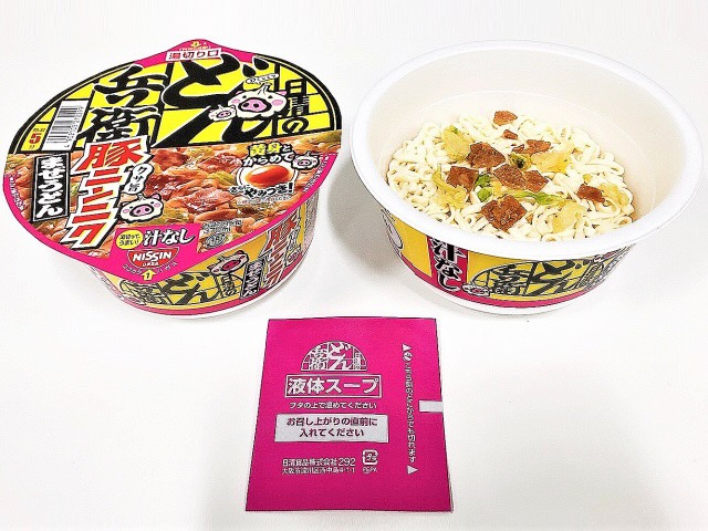 豚の旨みとニンニクの風味をきかせた濃厚な 豚ニンニクしょうゆたれ に、ワシワシとした食感の太ウェーブ麺を合わせたパンチのある一杯です。ご家庭にある卵の黄身をからめて仕上げれば、まろやかさとコクが加わり、さらにやみつきになる味わいをお楽しみいただけます。