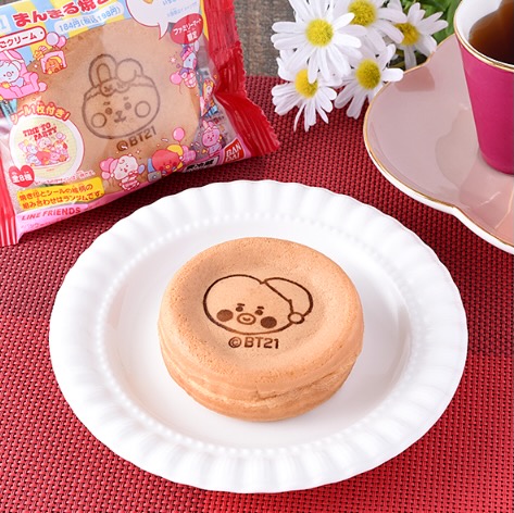 BT21のいちごクリーム味のまんまる焼きです。焼き印は全7種、シールは全8種です。［ファミリーマート限定］