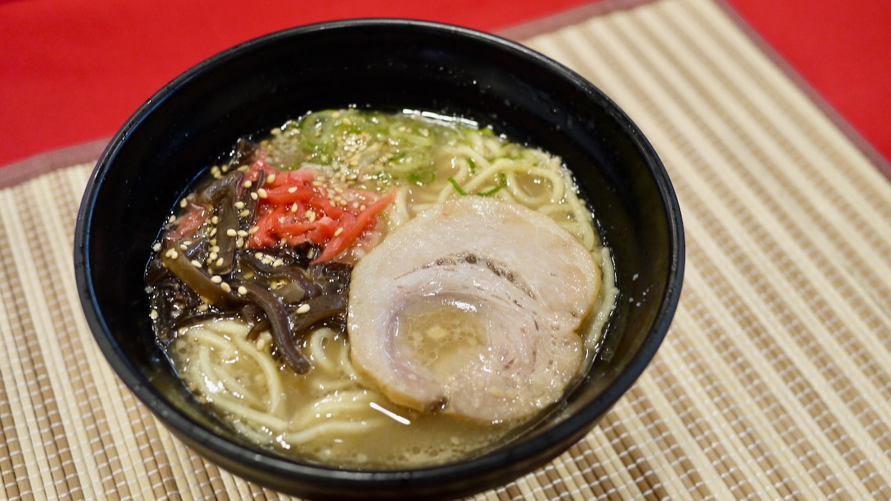 【期間限定】「博多だるま」監修の『博多とんこつラーメン』がかっぱ寿司で食べられるぞ!! しかも、ワンコイン!!