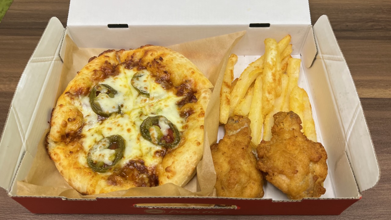 【ピザハット】大人気おひとりさまピザセットにうま辛verが新登場!? 「HOT MY BOX」食べてみた!