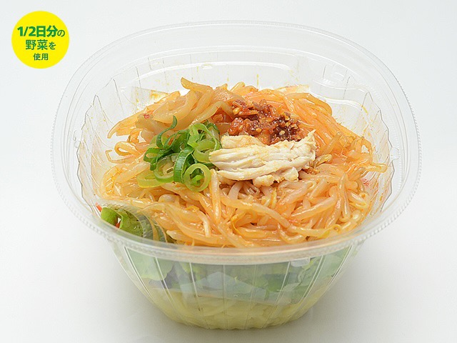 野菜をたっぷり使用し、１日に必要な野菜の１／２日分が摂取できるまぜ麺です。