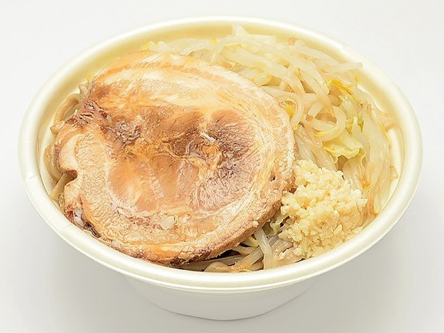 原材料高騰の為、５９８円（税抜）から６３０円（税抜）に変更します。千葉県松戸市の「中華蕎麦とみ田」に監修いただいた食べごたえのある豚骨醤油ラーメンです。